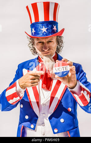 Uncle Sam Holding eine Abstimmung pin und zeigt es Ihnen erklärend zu stimmen. Stockfoto