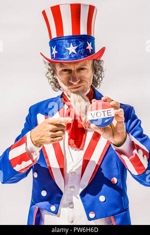 Uncle Sam Holding eine Abstimmung pin und zeigt es Ihnen erklärend zu stimmen. Stockfoto