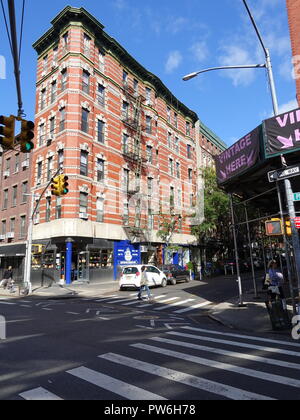 Alte, New York City Backsteingebäude an der Kreuzung von Fürst und Elizabeth Streets, Soho, New York City, NY, USA. Stockfoto