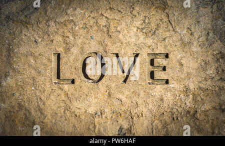 Konzeptionelle Bild des Wortes Liebe Gemeißelt in Stein oder Felsen Stockfoto