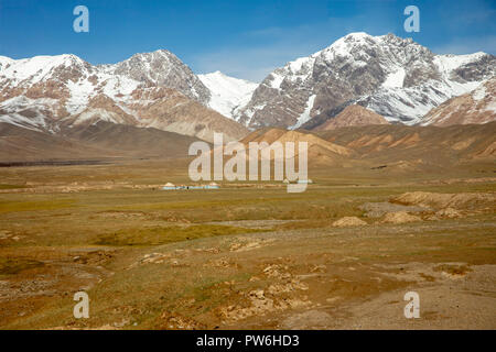 Traditionelle Jurte Wohnungen im alpine Wiese des Tien Shan Gebirge in Kirgisistan. Stockfoto