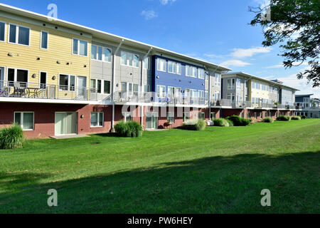 Moderne, zeitgenössische Apartment (Erie Harbour Apartments) Gebäude entlang der Genesee River in Rochester, NY, USA Stockfoto