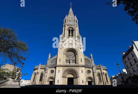Die Kirche unserer Lieben Frau vom Heiligen Kreuz von Menilmontant ist eine römisch-katholische Pfarrkirche im 20th Arrondissement in Paris. Stockfoto