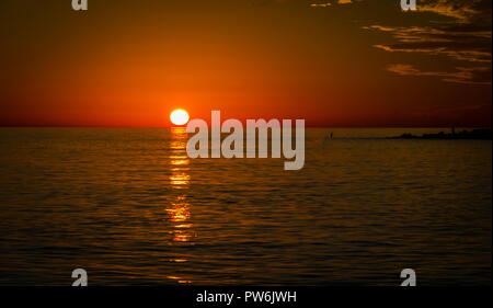 Rotes Licht von der Sonne, da es über den Gulf Coast, Florida Stockfoto