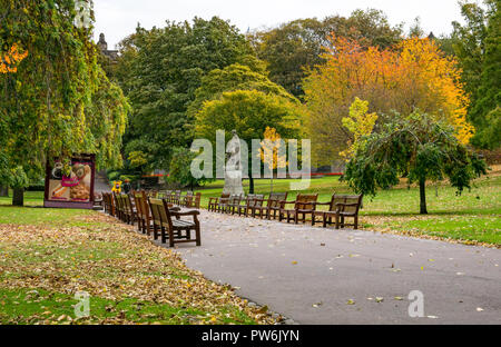 Holzbänke in der Princes Street Gardens mit Herbst Blatt Farben, Edinburgh, Schottland, Großbritannien Stockfoto