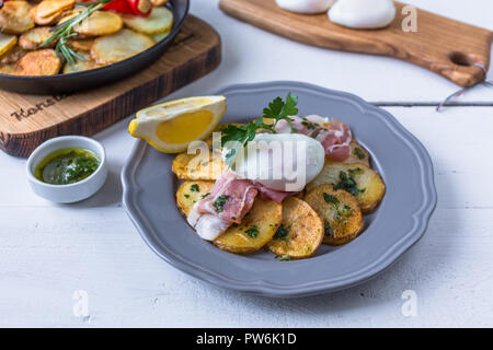 Spanische Tapas huevos rotos. Fried-eg, jamon Schinken und Kartoffeln. Stockfoto