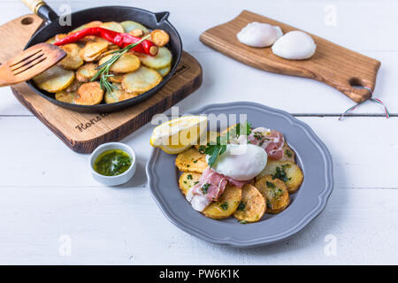 Spanische Tapas huevos rotos. Fried-eg, jamon Schinken und Kartoffeln. Stockfoto