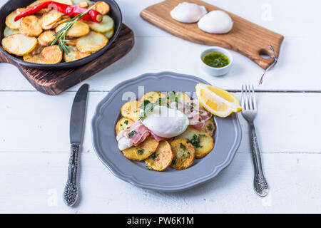 Spanische Tapas huevos rotos. Fried-eg, jamon Schinken und Kartoffeln. Stockfoto