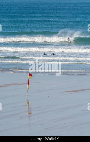 Surfer an Newquay, Cornwall - Heimat von boardmasters Festival. Stockfoto