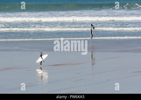 Surfer an Newquay, Cornwall - Heimat von boardmasters Festival. Stockfoto