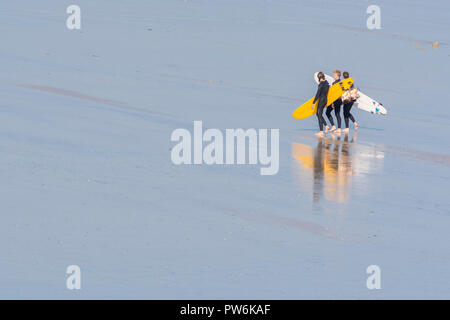 Surfer an Newquay, Cornwall, die surfbretter am Strand - Haus des Boardmasters Festival. Stockfoto