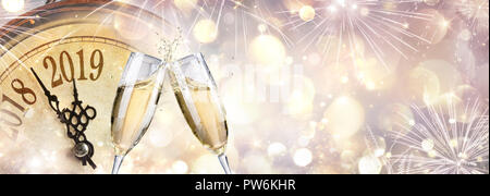 Neues Jahr 2019 - Toast mit Sekt und Wecker Stockfoto
