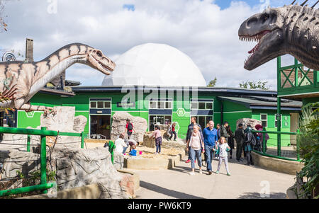 Gulliver's Dinosaurier & Farm Park, Lost World - Milton Keynes, UK. Eingang des Parks mit Menschen besuchen und das große Dinosaurier Replikate Stockfoto
