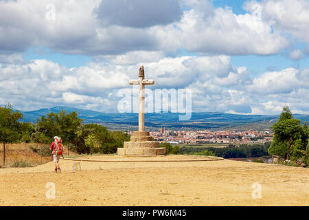 Camino de Santiago (Spanien) - Die Santo Toribio steinernen Kreuz und Pilger wandern auf dem Jakobsweg, in der Nähe von Astorga Stockfoto