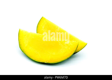 Mango Slices, abgehackte Mangofrucht auf weißem Hintergrund Stockfoto