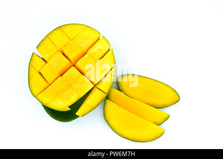 Mango auf weißem Hintergrund, mango Slices, mango Obst, abgeschnittene Scheibe Stockfoto