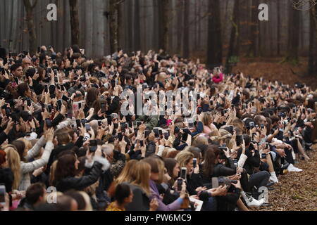 PARIS, Frankreich - 06. März: Leute beobachten finale während der Chanel Show im Rahmen der Paris Fashion Week Womenswear Herbst/Winter 2018/2019 auf Ma Stockfoto