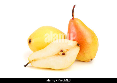 Reife rote Gelbe Birne Früchte auf weißem Hintergrund Stockfoto