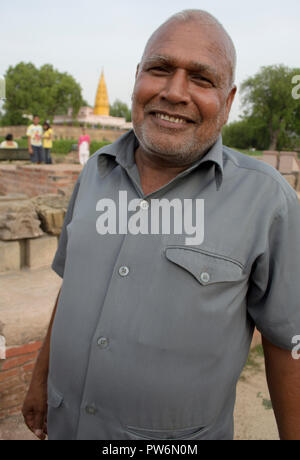 Sarnath, Indien. Besucher am heiligen buddhistischen Site Stockfoto