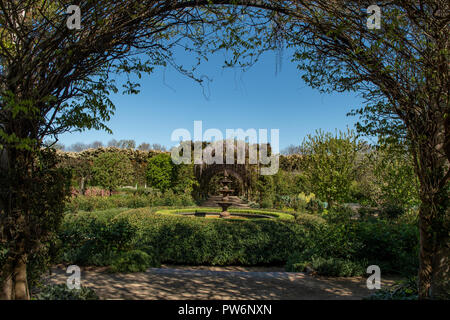 Torbogen am Alowyn Gärten, Yarra Glen, Victoria, Australien Stockfoto