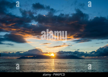 Dramatischer Sonnenuntergang über Moorea, Papeete, Tahiti Stockfoto