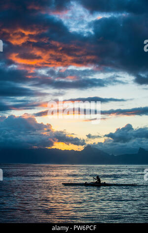 Silhouette von kaykaer, dramatischer Sonnenuntergang über Moorea, Papeete, Tahiti Stockfoto