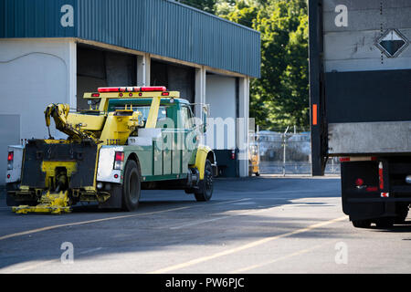 Big Rig leistungsstarke tow Semi Truck ausgestattet für das Abschleppen gebrochen non-working big Rigs Semi Truck, die vom Ort der Panne geliefert werden muss Stockfoto