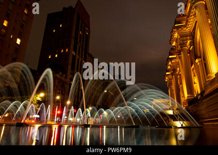 Die Met (Metropolitan Museum der Kunst) im freien Wasser Brunnen bei Nacht Stockfoto