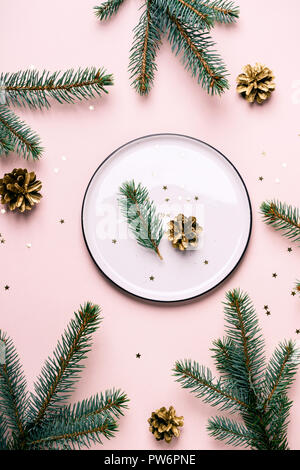 Weihnachten festlich gedeckten Tisch. Weiße Platte und Tannenzweigen. Festliches Dinner Konzept. Stockfoto