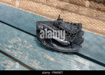 Schwarz Softball baseball Handschuh mit Schmutz, Zaun und Schatten Stockfoto