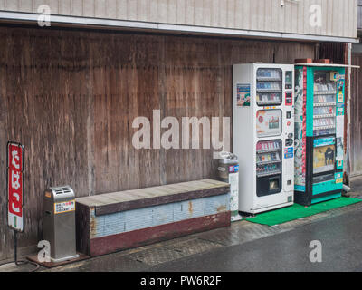 Zigarettenautomaten mit Sitz und Aschenbecher, Smoker's Zone, Tano, Kochi, Shikoku, Japan Stockfoto