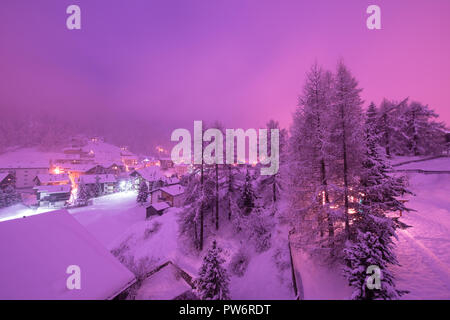 Luftaufnahme auf Zermatt und das Matterhorn Valley Peak bei Dämmerung mit frischem Schnee in der Schweiz Stockfoto