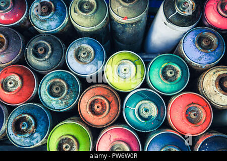 Spraydosen von oben fotografiert, sehen Sie alle Farben verwendet werden. Stockfoto