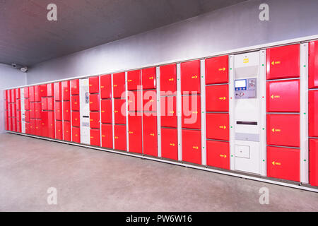 Red Schließfächer Schließfächer leer Zimmer Stockfoto