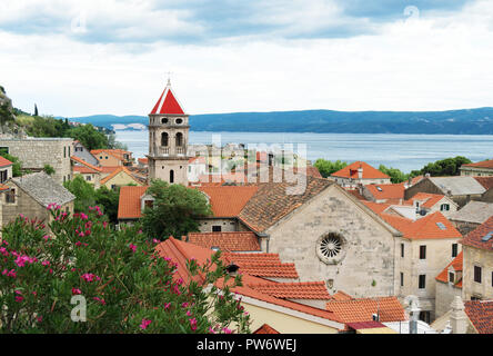Schönen Sommer Blick auf Altstadt Omis in Kroatien. Stockfoto