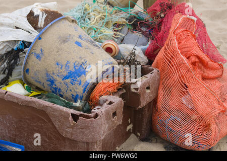 Kunststoff angeln Container Netze und anderen Müll an einem Strand ein Beispiel für die viele Stücke aus Kunststoff, die Verschmutzung des Meeres rund um die Welt Stockfoto