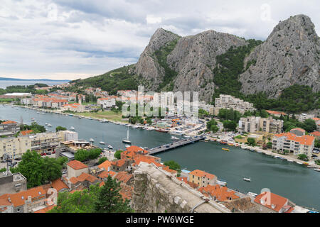 Schönen Sommer Blick auf Stadt und Fluss Cetina Omis in Kroatien. Stockfoto