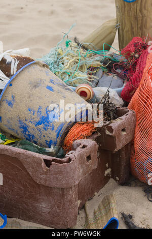 Kunststoff angeln Container Netze und anderen Müll an einem Strand ein Beispiel für die viele Stücke aus Kunststoff, die Verschmutzung des Meeres rund um die Welt Stockfoto