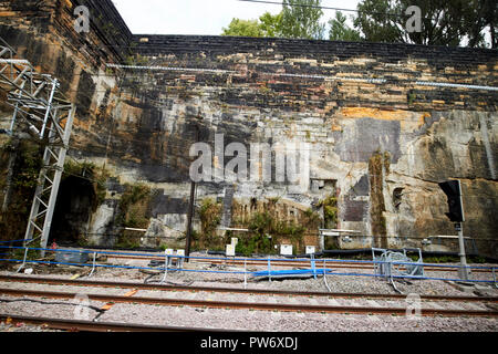 Auf der Suche durch die zugfenster auf die tragenden Wände auf die Ansätze der Lime Street Station Liverpool Merseyside England Großbritannien Stockfoto