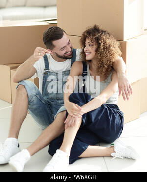 Gerne neue Mieter sitzen in der Nähe von Kartons Stockfoto