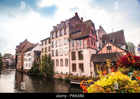 Blick auf den wunderschönen Fachwerkhäusern entlang des Kanals von Straßburg Frankreich gesehen Stockfoto