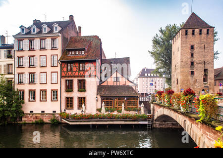 Blick auf den wunderschönen Fachwerkhäusern entlang des Kanals von Straßburg Frankreich gesehen Stockfoto