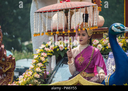 Chiang Rai, Thailand - 13. April 2018: Songkran Festival im Suan Tung Lae Khom Chiang Rai Park in Chiang Rai. Das Mädchen ist gekrönt Miss Songkran. Stockfoto