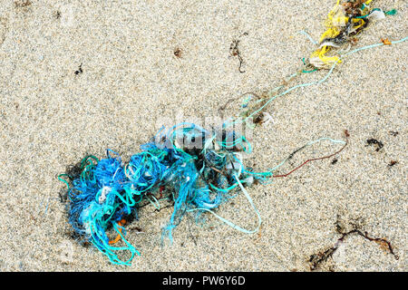 Plastik Müll verursacht Verschmutzungen Probleme an einem Sandstrand - Johannes Gollop Stockfoto