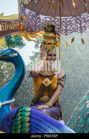 Chiang Rai, Thailand - 13. April 2018: Songkran Festival im Suan Tung Lae Khom Chiang Rai Park in Chiang Rai. Das Mädchen ist gekrönt Miss Songkran. Stockfoto