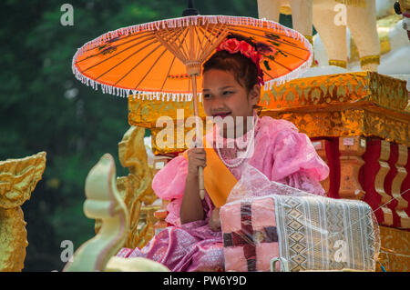 Chiang Rai, Thailand - 13. April 2018: Songkran Festival im Suan Tung Lae Khom Chiang Rai Park in Chiang Rai. Das Mädchen ist gekrönt Miss Songkran. Stockfoto