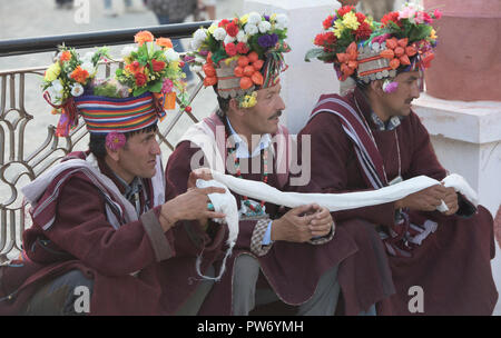 Arische (Brogpa) Männer in Tracht, Biama Dorf, Ladakh, Indien Stockfoto