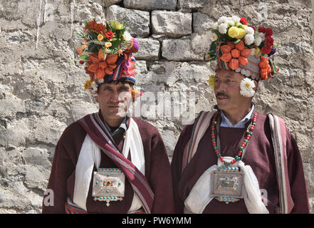 Arische (Brogpa) Männer in Tracht, Biama Dorf, Ladakh, Indien Stockfoto