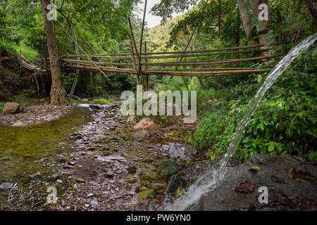 Budlaan Wasserfälle outdoor Aktivitäten Wandern entlang eines Flusses creek Wasserlauf vorbei Bambus Brücke, Serie von Bildern in Cebu Provinz Stockfoto