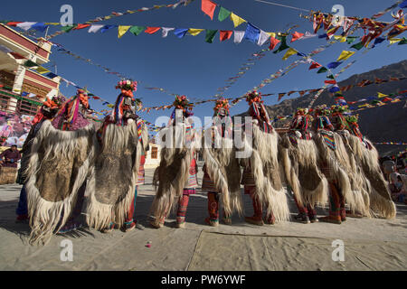 Arische (Brogpa) Frauen in Tracht, Biama Dorf, Ladakh, Indien Stockfoto